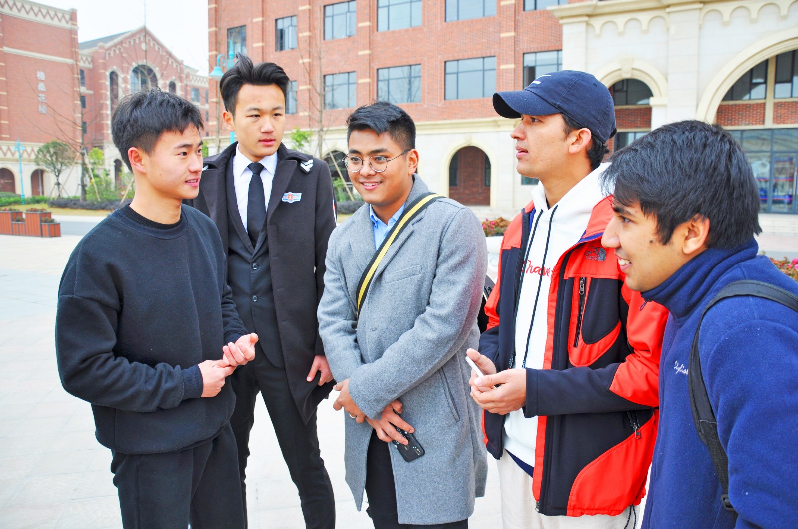 1545787856598270.jpg 与武术队员交流.jpg