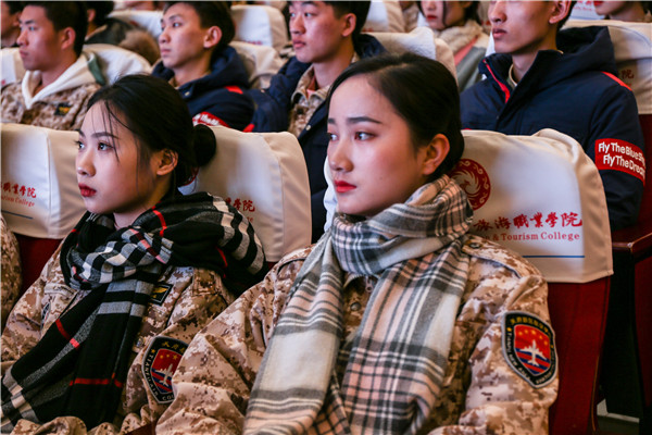 1577063093811579.jpg 学生学习观看讲座.jpg