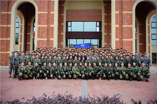 1577512853128510.jpg 学院领导和全体校卫队成员合影留念.jpg