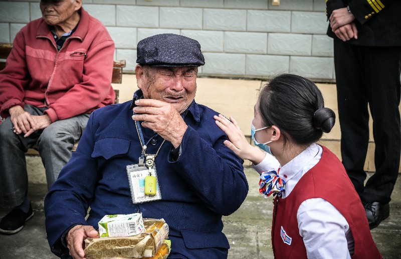 1603432403580842.jpg 学生们陪老人聊天 (1)~1.jpg