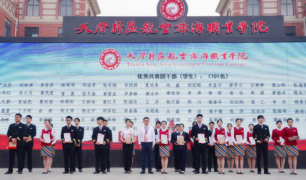 1620645685590826.jpg 董事长助理宣传部部长刘胜辉为优秀共青团员、优秀共青团干部颁奖.jpg